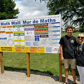 Lazar Paroski, élève de 8e année de l'ÉSC Père-René-de-Galinée, a obtenu une bourse de 6 000 $ du « Placemaking Challenge Grant » qu\’il a investie dans la confection d’un Mur de Maths afin d'aider d'autres jeunes à comprendre les mathématiques. Le mur a été installé en plein-air, dans un parc, afin \d’être bien à la vue des enfants.  