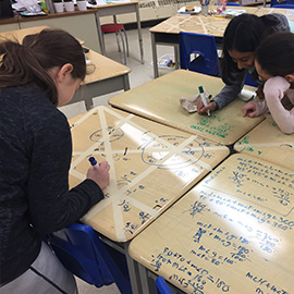 Des élèves de 6e année de l’École élémentaire catholique Sainte-Marguerite-Bourgeoys de Markham communiquent et collaborent pour trouver la mesure des angles manquants.  