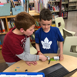 Les élèves du club STIM de l’École élémentaire catholique Saint-Jean mettent en pratique leurs connaissances en programmation avec les ordinateurs Chromebook et les ensembles Lego 2.0. 