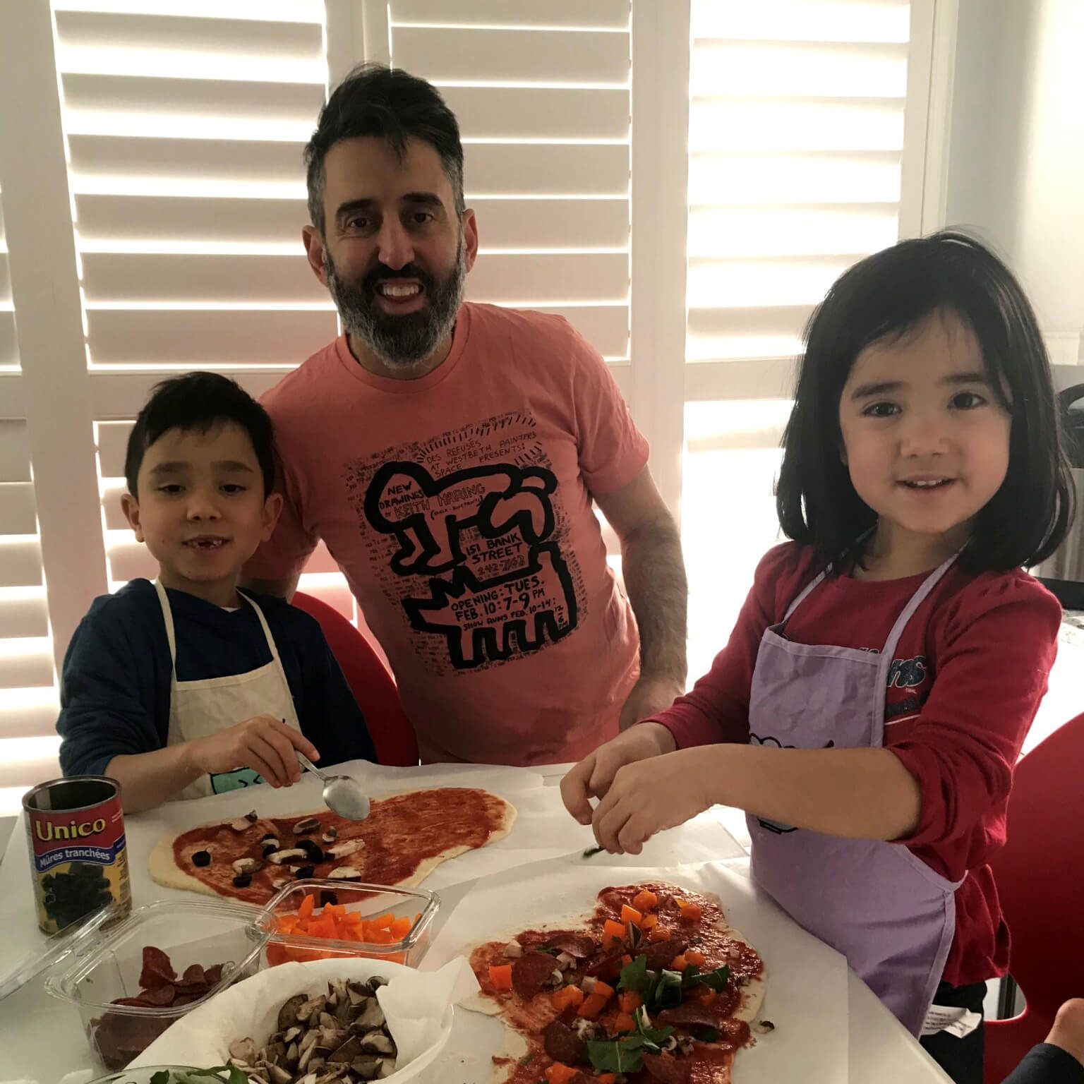 Famille qui prépare des minis pizza