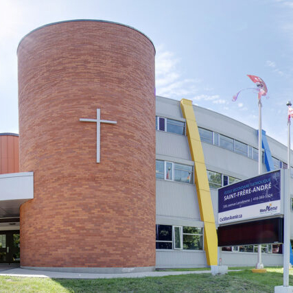 Façade de l'école secondaire catholique Saint-Frère-André et Toronto Ouest