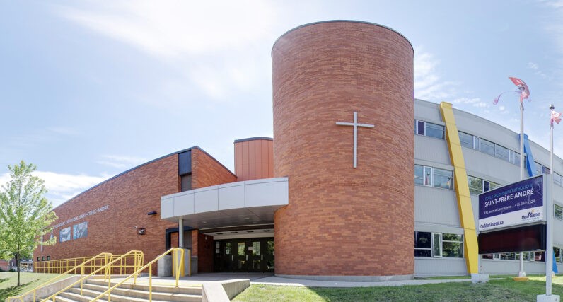 Facade de l'école secondaire catholique Saint-Frère-André et Toronto Ouest