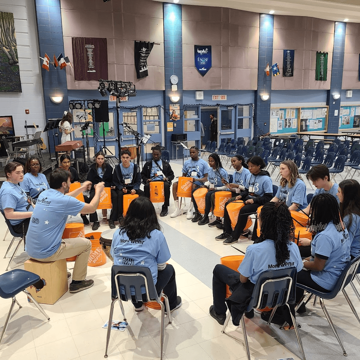 Groupes d'élèves assis dans un grand cercle